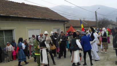 FOTO / Costume populare şi măşti la „Ziua Cornilor” de la Rudăria, luni, 14 martie