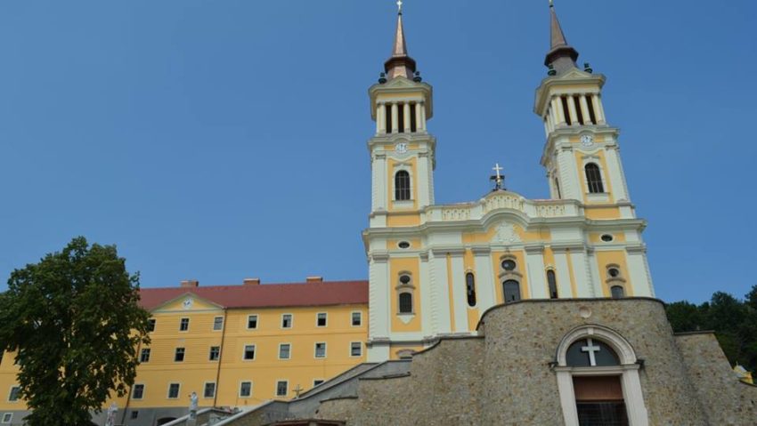 În Vinerea Mare, catolicii refac Drumul Crucii la Basilica Papală Maria Radna