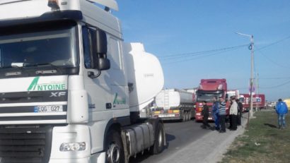 Aglomerație și șoferi revoltați la vama de pe autostrada Nădlac-Arad