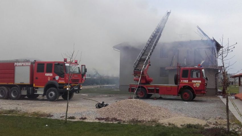 FOTO / Incendiu de proporții la un hotel din județul Arad