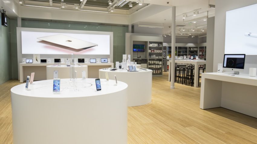 VIDEO/FOTO/ Fanii Apple au la Iulius Mall un prim magazin în vestul țării amenajat după standardele brandului