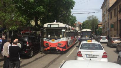 FOTO / O mașină parcată neregulamentar a blocat circulația în zona Spitalului de Copii