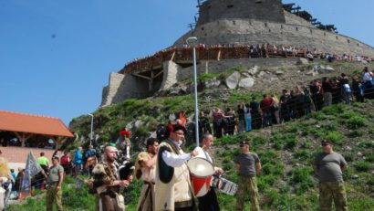 Cetatea Devei a fost deschisă oficial cu salve de tun, domnițe și cavaleri