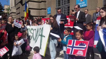 FOTO / Sute de oameni au venit în fața Prefecturii Timiș la un miting de solidaritate cu familia Bodnariu