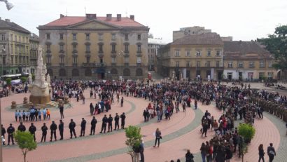 FOTO / Timișoara citește: Sute de oameni așezați în cercuri concentrice au participat la primul mare spectacol de lectură