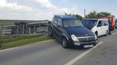 FOTO / Accident în Timiș. Un autoturism de teren s-a izbit de un microbuz cu pasageri