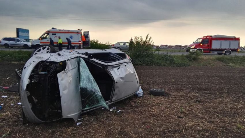 FOTO / Accident la ieșirea din Timișoara; autoturism răsturnat pe câmp