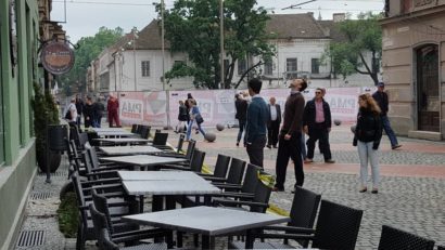 FOTO / Pericol și în Piața Libertății. Tencuiala de pe clădirile istorice se prăbușește