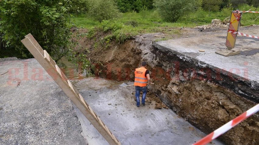 Drumul dintre Deva și Brad, spart din nou pentru că au fost uitate podurile și podețele