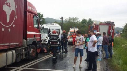 Accident cu 10 răniţi la granița județelor Hunedoara și Caraș-Severin. Un microbuz s-a izbit de un TIR