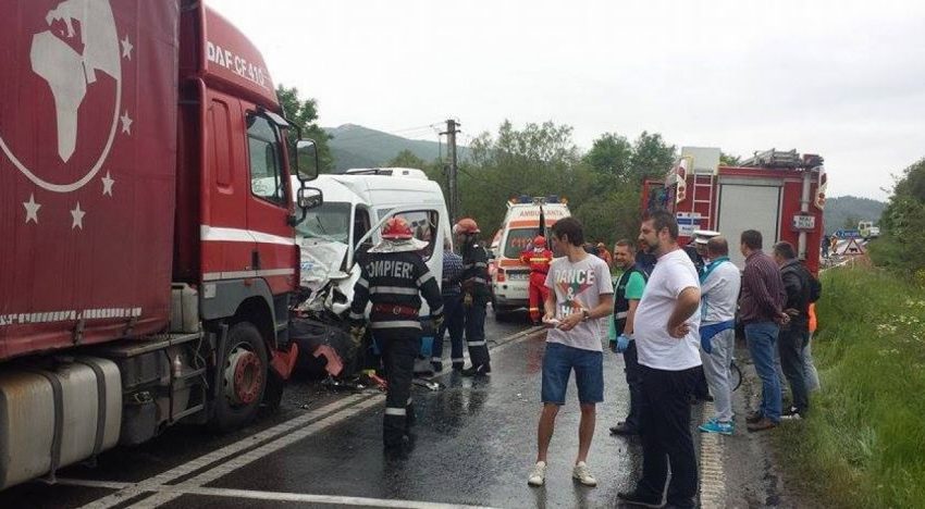 Accident cu 10 răniţi la granița județelor Hunedoara și Caraș-Severin. Un microbuz s-a izbit de un TIR