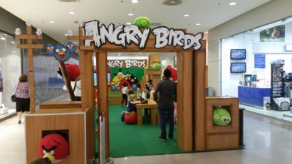 ?? Angry Birds în ‘mărime naturală’ și praștia uriașă au ajuns la Timișoara