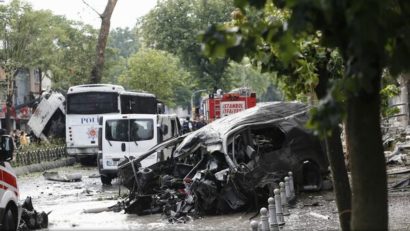 Atac cu bombă împotriva unui vehicul al poliției, în Istanbul. Mai mulți morți și răniți, în urma atacului