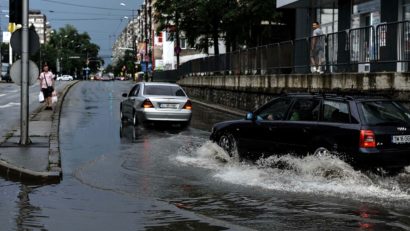 De ce se inundă Timișoara la fiecare ploaie abundentă? Primarul Robu: Nu putem să imputăm nimănui această situație. Un consilier acuză greșeli de proiectare