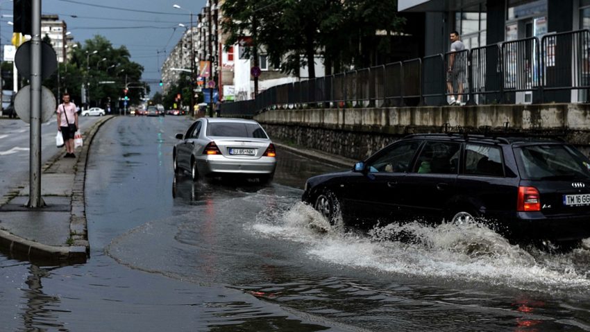 De ce se inundă Timișoara la fiecare ploaie abundentă? Primarul Robu: Nu putem să imputăm nimănui această situație. Un consilier acuză greșeli de proiectare