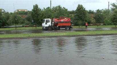 ? Străzi, pasaje și gospodării inundate în Arad. Canalizarea nu a făcut față ploii torențiale