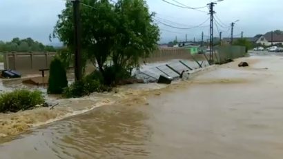 Zeci de copii evacuați din calea apelor la Bocșa