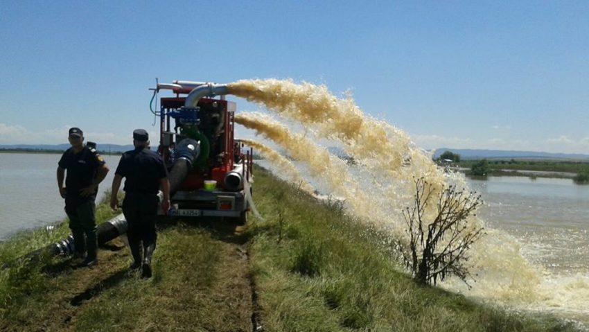 ? Pericolul inundaţiilor trece, rămân pagubele în vestul ţării