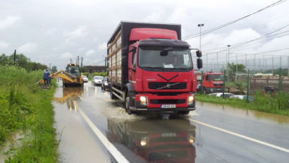 S-a redeschis traficul pe drumurile naţionale afectate de inundaţii