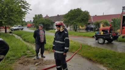 ? Gospodării inundate în Timiș în urma ploii torențiale. Apa a năvălit într-o reprezentanță auto din Timișoara