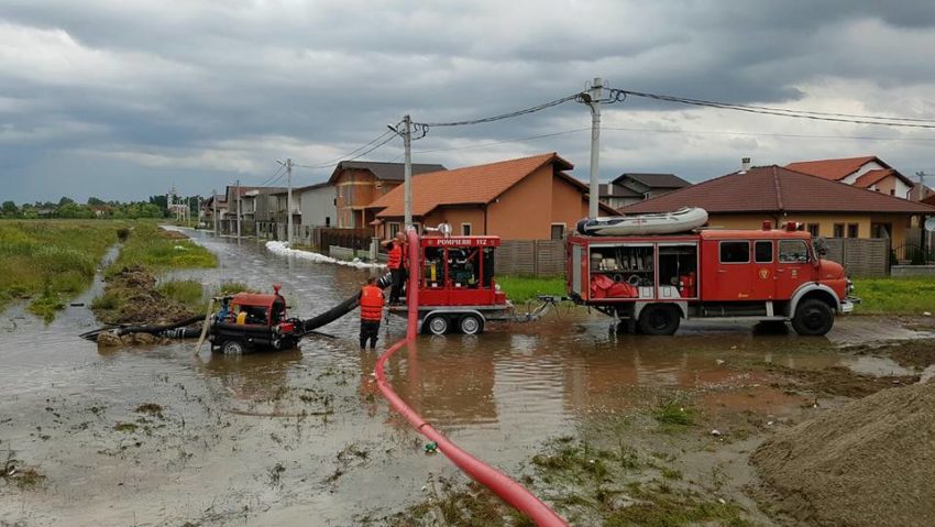 ? Mai multe curți din Sânandrei au fost inundate