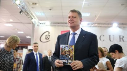 Klaus Iohannis a încasat 18.000 de euro din vânzarea cărților sale