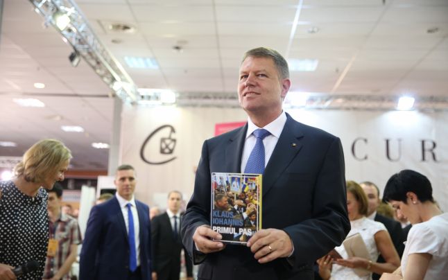 Klaus Iohannis a încasat 18.000 de euro din vânzarea cărților sale