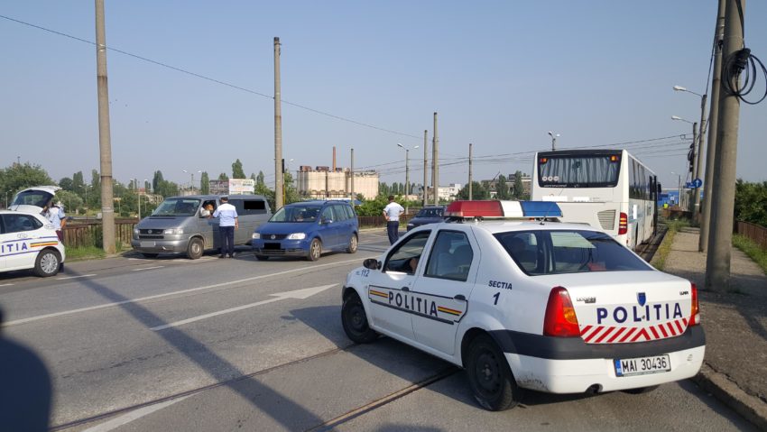 Acţiune amplă a Poliţiei Rutiere în Timiş. Verificări la autovehiculele care transportă persoane