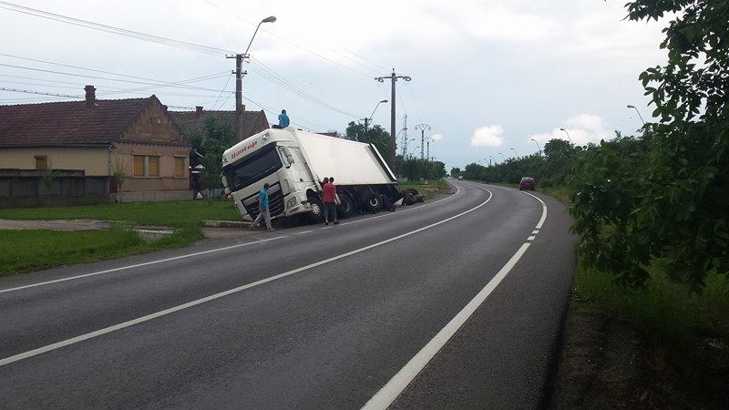 ? TIR răsturnat în Timiș după ce șoferul a virat brusc