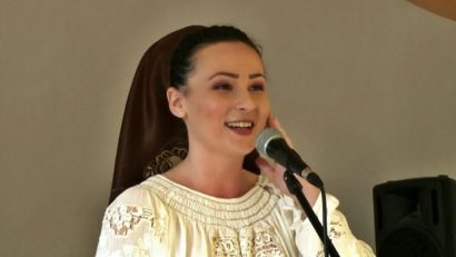 Adriana Horoba, o tânără interpretă a cântecului popular ce merită încurajată