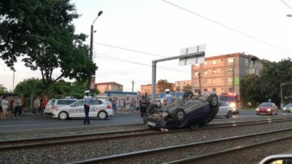 Carambol în Arad. Mașină răsturnată, zece tramvaie blocate