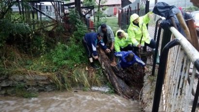 ? Inundații la Lupeni. Au fost pornite sirenele de alarmă