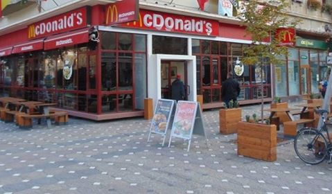 Amendă în toiul nopții pentru restaurantul MacDonalds din centrul Timișoarei