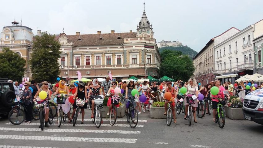 “SkirtBike–Ani de liceu”, pedalare la feminin pe străzile din Deva