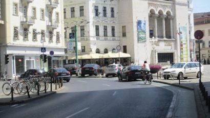 Bicicliştii timişoreni impart flyere şoferilor şi cer accesul pe o stradă pietonală