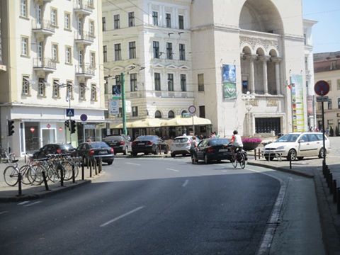 Bicicliştii timişoreni impart flyere şoferilor şi cer accesul pe o stradă pietonală