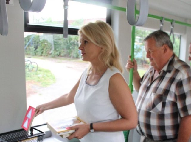 Supriză pentru călătorii arădeni. Tramvaiele și autobuzele devin biblioteci pe roți