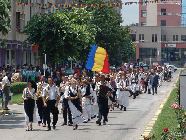 Zilele oraşului Haţeg cu Festivalul „Haţegana” în plină desfăşurare / PROGRAM