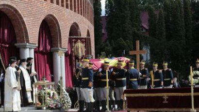 Adio, Regina Ana! Mii de oameni au întâmpinat cortegiul funerar la Curtea de Argeș