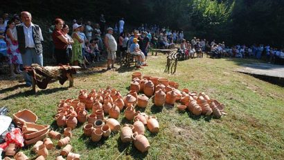 Cântec, joc şi voie bună la tradiţionala manifestare „Vatra de olari” de la Jupâneşti