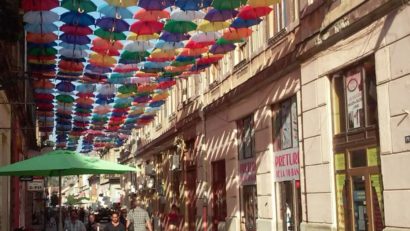 Zilele Aradului aduc din nou cupola de umbrele multicolore pe pietonala Meţianu