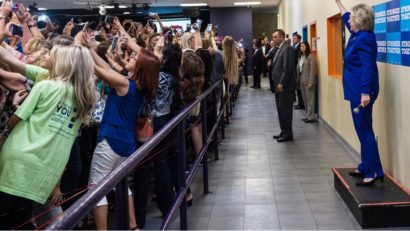 Foto viral: Toată lumea cu spatele la Hillary Clinton