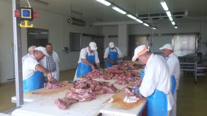 Industria cărnii se predă! Mezelurile românești ascund materie primă din import, recunoaște un producător din Arad