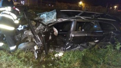 ? Accident violent în Timiş. Un autoturism a fost izbit de tren şi târât 200 de metri