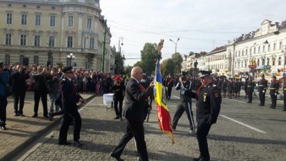 ? Raed Arafat a înmânat Drapelul de luptă salvatorilor arădeni. Mii de oamenii, prezenți la festivitate