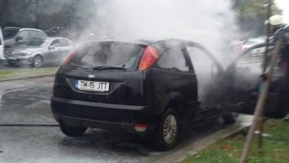 O mașină a luat foc în trafic la Timișoara