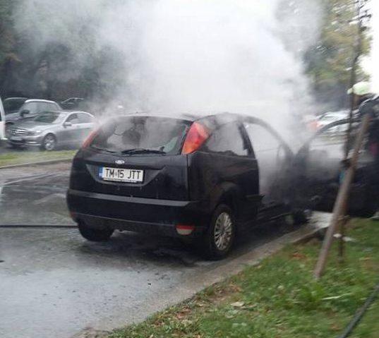 O mașină a luat foc în trafic la Timișoara