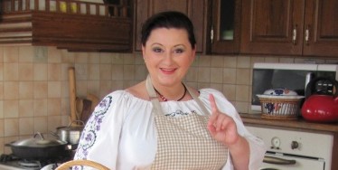 Laura Laurenţiu între cântecul popular şi hobby-ul din “cuină”. De ziua ei, în direct la “Din suflet pentru tine”