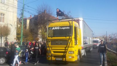 ? Spectacol la Timișoara: Magicianul Lorenzo-Cristian a levitat și a condus un TIR din aer