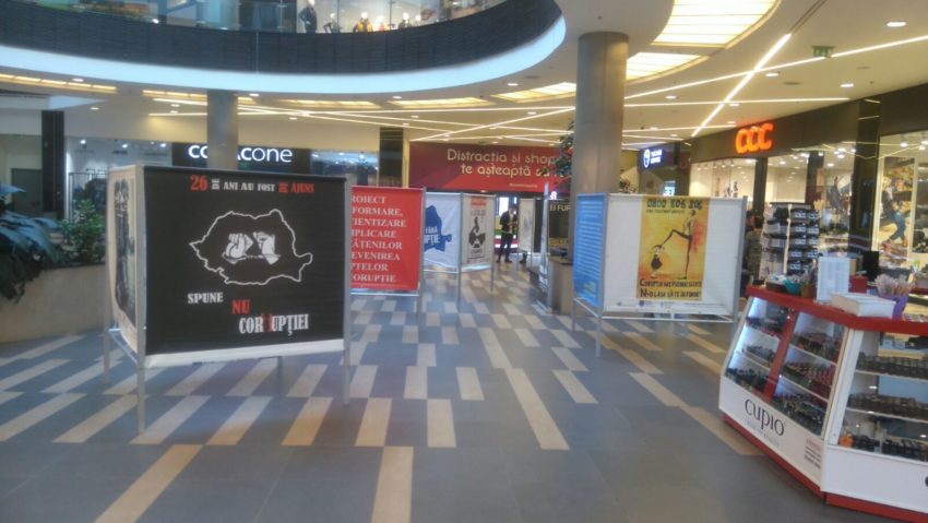 “Labirintul anticorupție”, instalat într-un mall din Arad